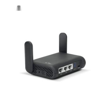 Router vedere frontală, cu design modern, panou de control cu indicatori LED, porturi de conectare și antene Wi-Fi 5 Dual-Band